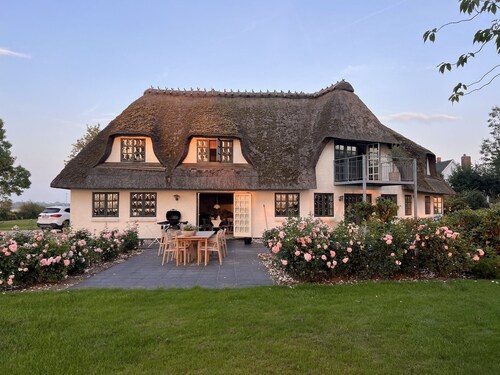 Private beach, 2 ha nature, 343 m² thatched idyll