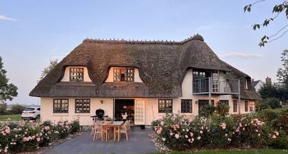 Private beach, 2 ha nature, 343 m² thatched idyll