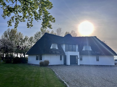 Private beach, 2 ha nature, 343 m² thatched idyll