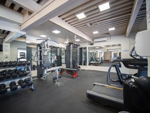 A gym with exercise equipment, treadmills, and dumbbells. - Walk to Beach! Pool, Gym, Pickleball & More (Kihei)