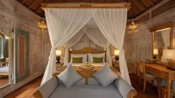 Un lit à baldaquin à quatre poteaux, avec une tête de lit en bois, des lampes de chevet et un miroir au mur.