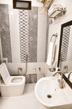 Chambre | Salle de bain | Douche, serviettes fournies, savon, shampoing