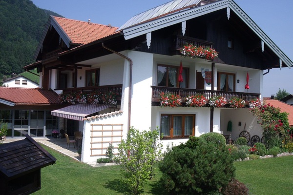 Ferienwohnungen Schweiger inkl. Chiemgaukarte (DE Ruhpolding) - Schweiger Sabine - 1807-Unser Haus - die Wohnungen befinden sich im 1. und 2. Stock!