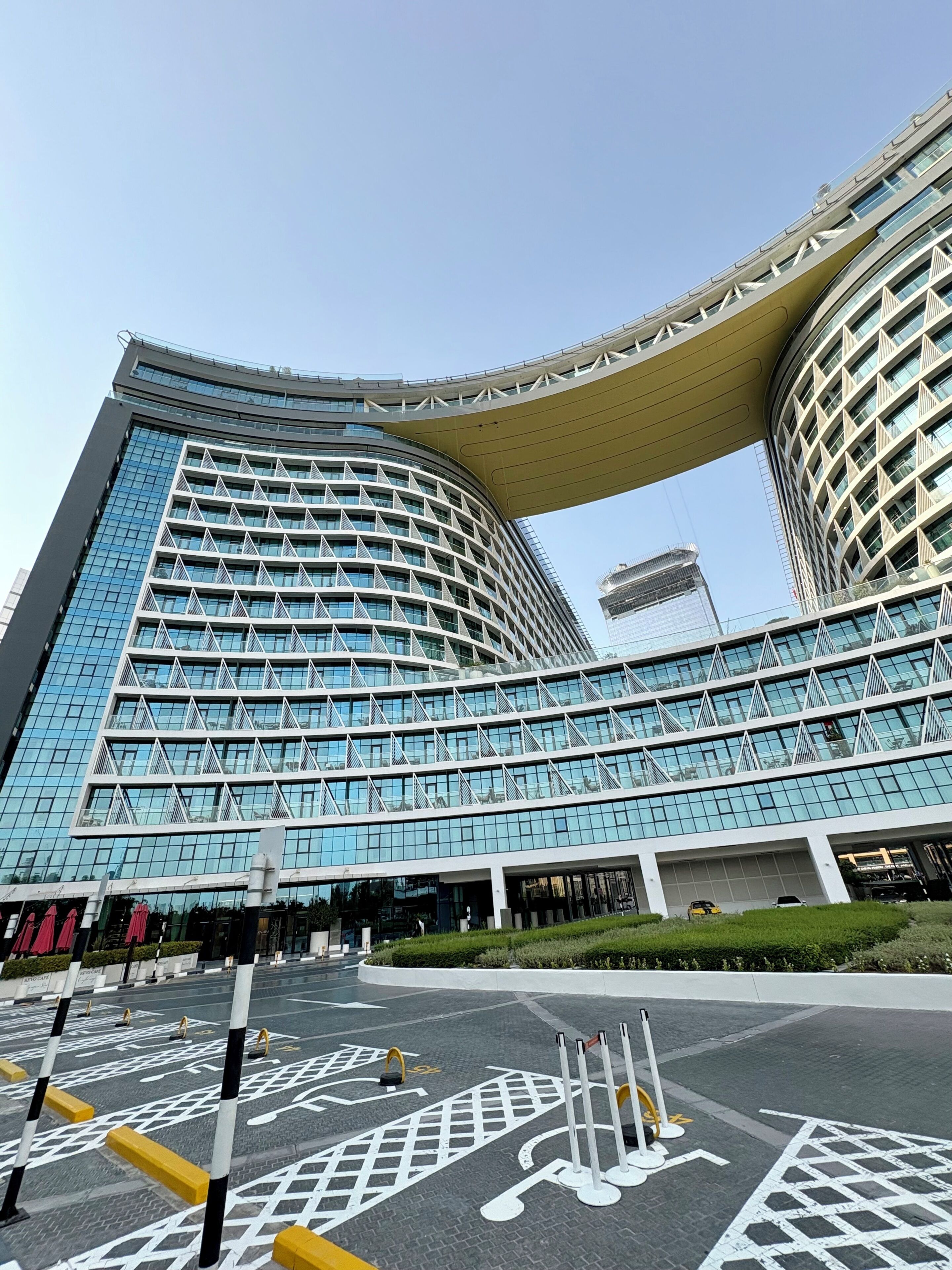 Un bâtiment moderne doté d’une façade incurvée et d’une corniche saillante.