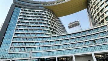 Un bâtiment moderne doté d’une façade incurvée et d’une corniche saillante.