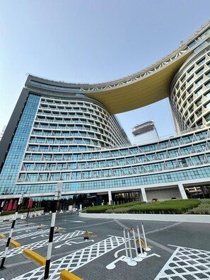 Un bâtiment moderne doté d’une façade incurvée et d’une corniche saillante.