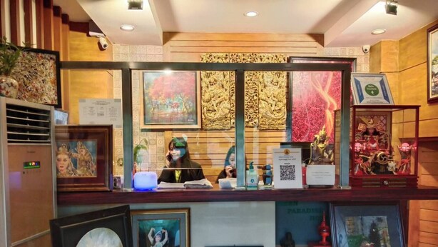 Una recepción con obras de arte enmarcadas, una caja fuerte y un adorno mural.
