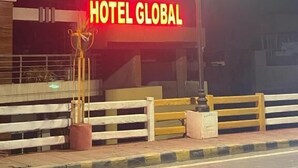 Un letrero de hotel con el nombre 'HOTEL GLOBAL' iluminado durante la noche.