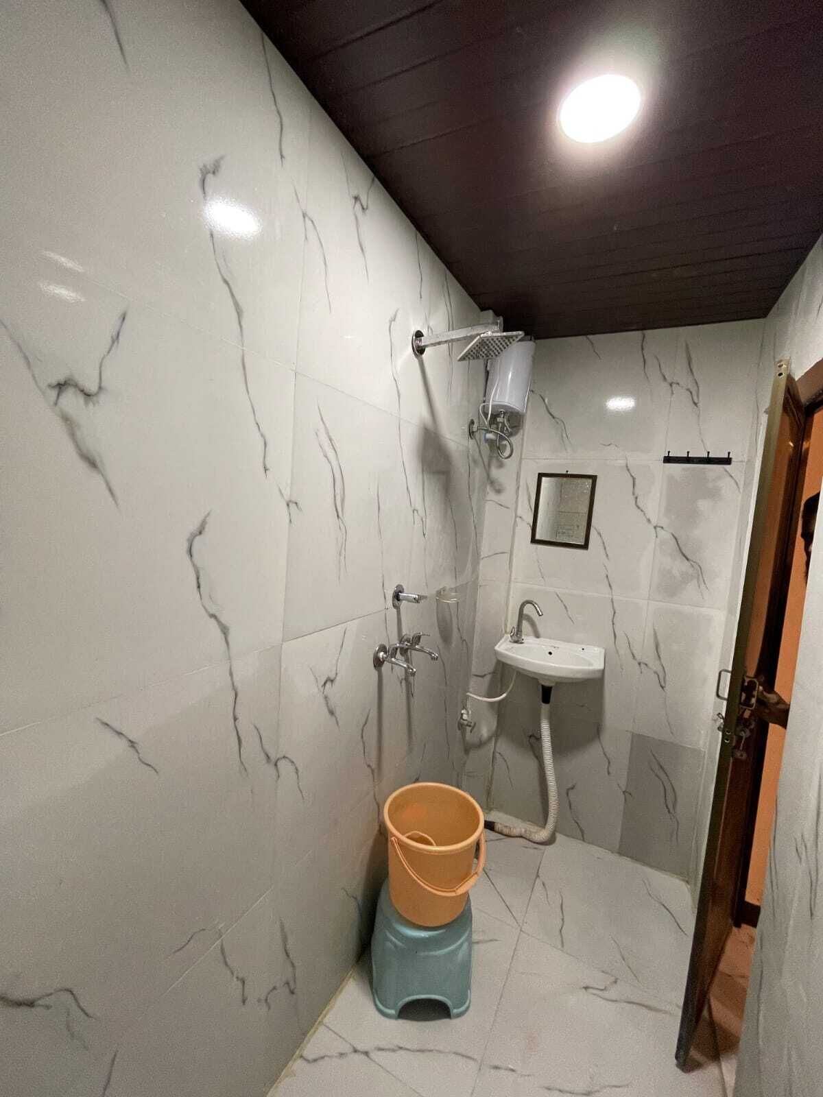 Dusche, kostenlose Toilettenartikel, Handtücher
