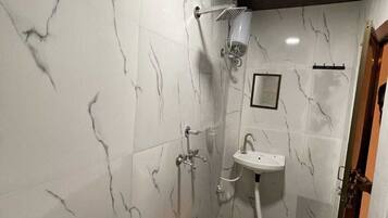 Dusche, kostenlose Toilettenartikel, Handtücher