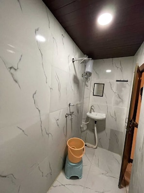 Ducha, artículos de higiene personal gratuitos y toallas