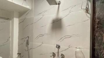 Chambre Familiale, vue ville | Salle de bain | Douche, articles de toilette gratuits, serviettes fournies