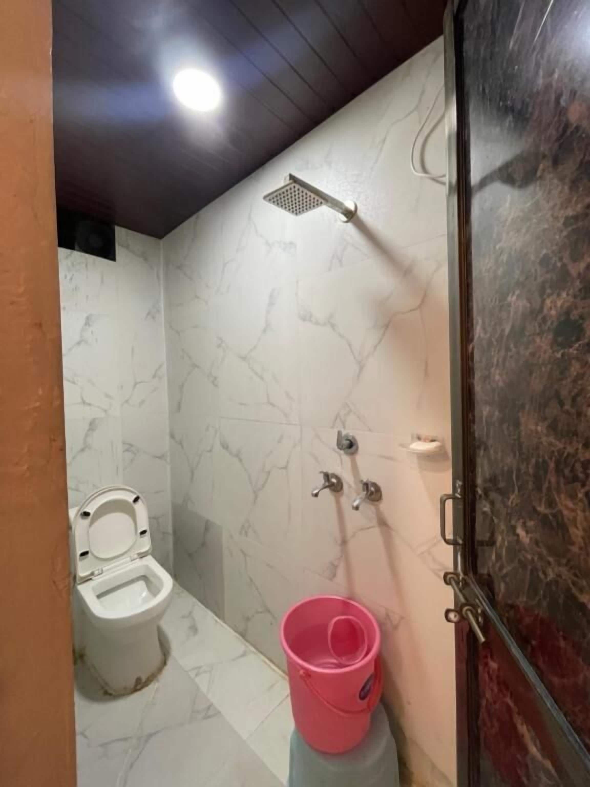 Deluxe Room, City View | Bathroom | Shower, free toiletries, towels