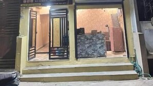 Un edificio de varios pisos con un letrero que dice 'HOTEL GLOBAL' al nivel de la calle.