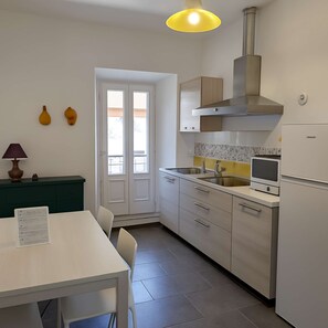 Cafetière/bouilloire, réfrigérateur, four, plaque de cuisson