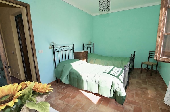 2 Schlafzimmer, Schreibtisch, Bügeleisen/Bügelbrett, WLAN