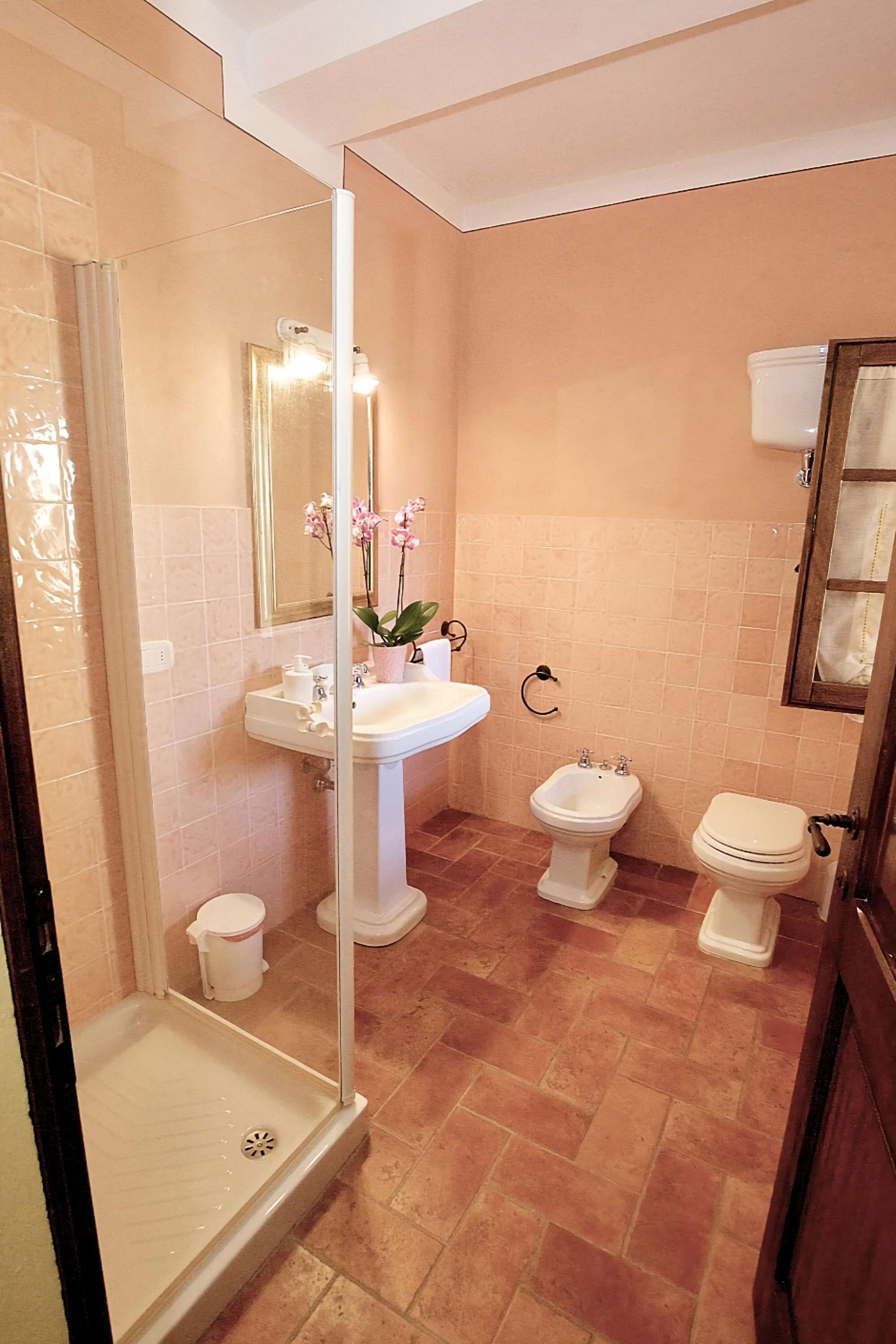 Een douche, een haardroger, een bidet, handdoeken