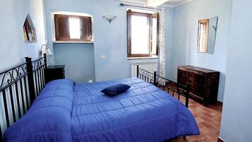 2 slaapkamers, een bureau, een strijkplank/strijkijzer, wifi