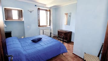 2 bedrooms, desk, iron/ironing board, WiFi