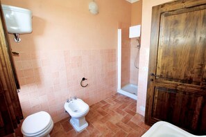 Bruser, hårtørrer, bidet, håndklæder