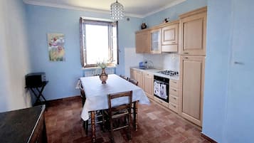 Fridge, microwave, oven, cookware/dishes/utensils