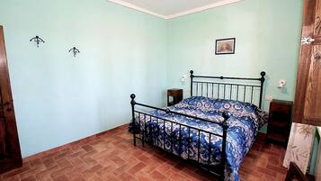 2 slaapkamers, een bureau, een strijkplank/strijkijzer, wifi