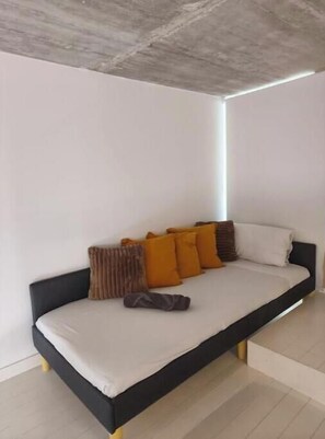 Room - Newly Renovated Lofts with Parking, 14 Miles from Sol (Elipa)