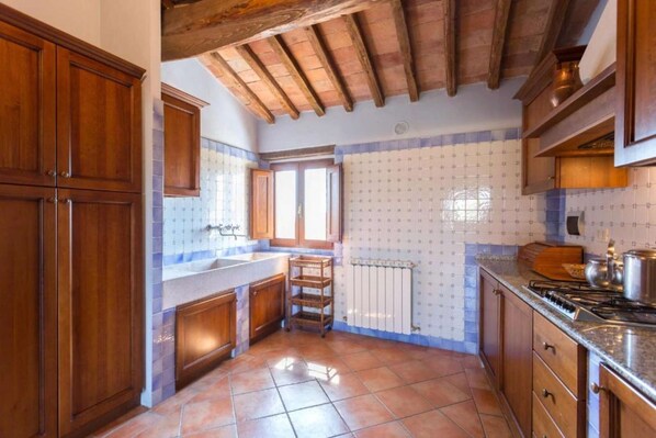 Fridge, microwave, oven, cookware/dishes/utensils