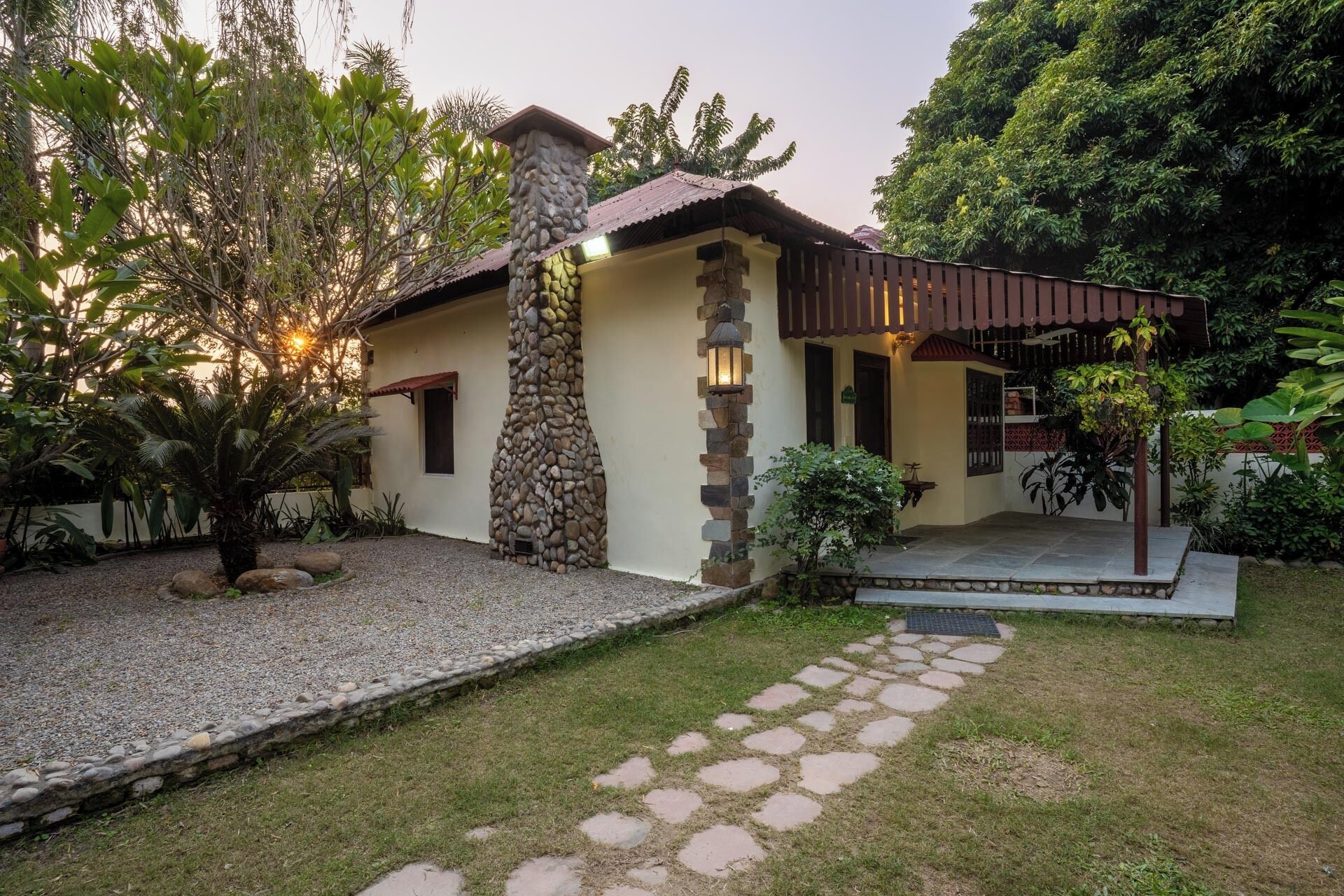 Quarto superior, vista para o jardim | Fachada da propriedade