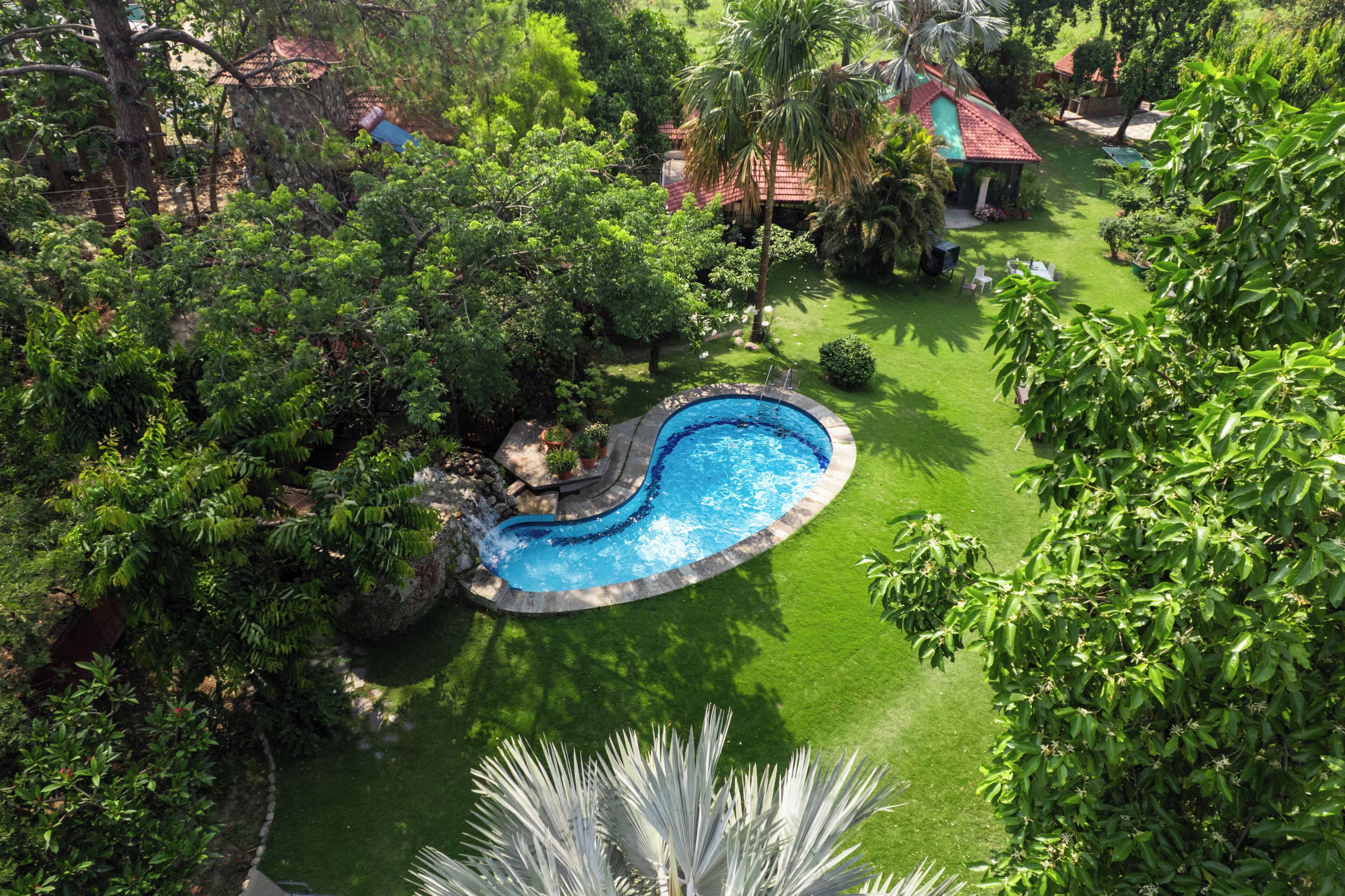 Una piscina al aire libre