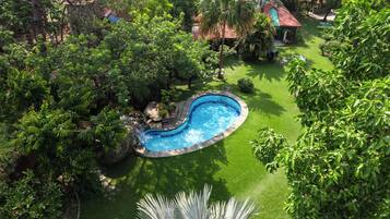 Una piscina al aire libre