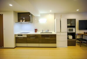Private kitchen - Sunlight 202 - 3-Bedroom Family Suite - 2-Minute Walk to Kuromon Market (Osaka)