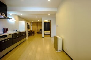 Interior - Sunlight 202 - 3-Bedroom Family Suite - 2-Minute Walk to Kuromon Market (Osaka)