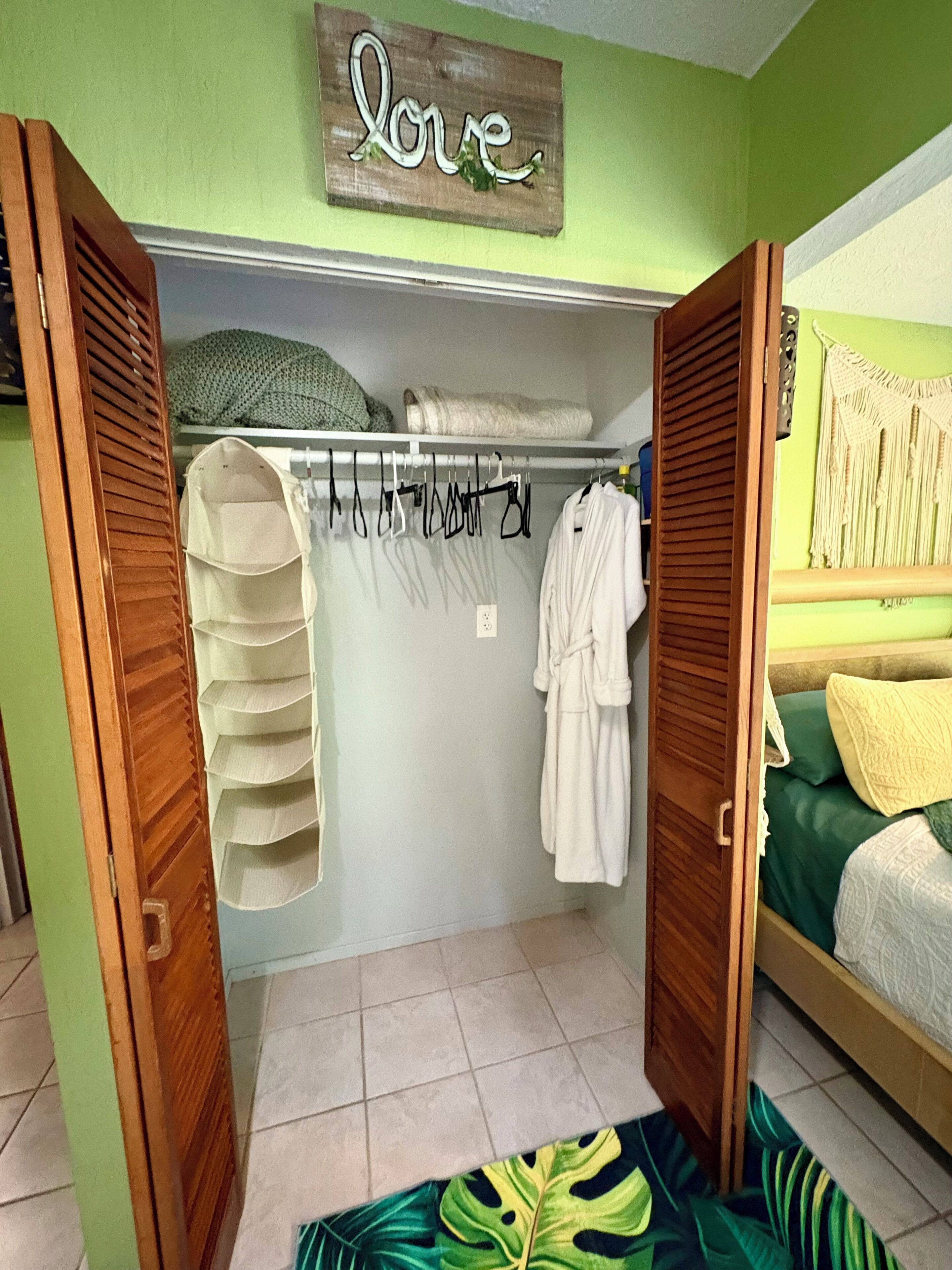3 bedrooms, desk, iron/ironing board, travel crib