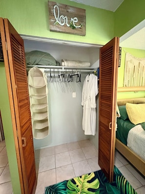 3 bedrooms, desk, iron/ironing board, travel cot - Tropical Getaway! Jungle Stay! Central Spot for Volcanos & Black Sand Beaches! (Pāhoa)