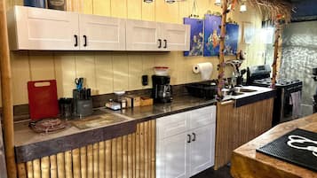 Coffee/tea maker, fridge, microwave, oven