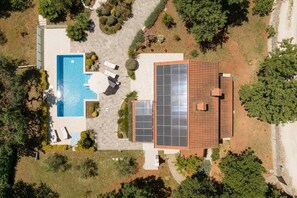 A residential property with a swimming pool, patio furniture, and solar panels. - Villa Fontane (100521-K1) - Funtana (Porec) (Funtana (Porec))