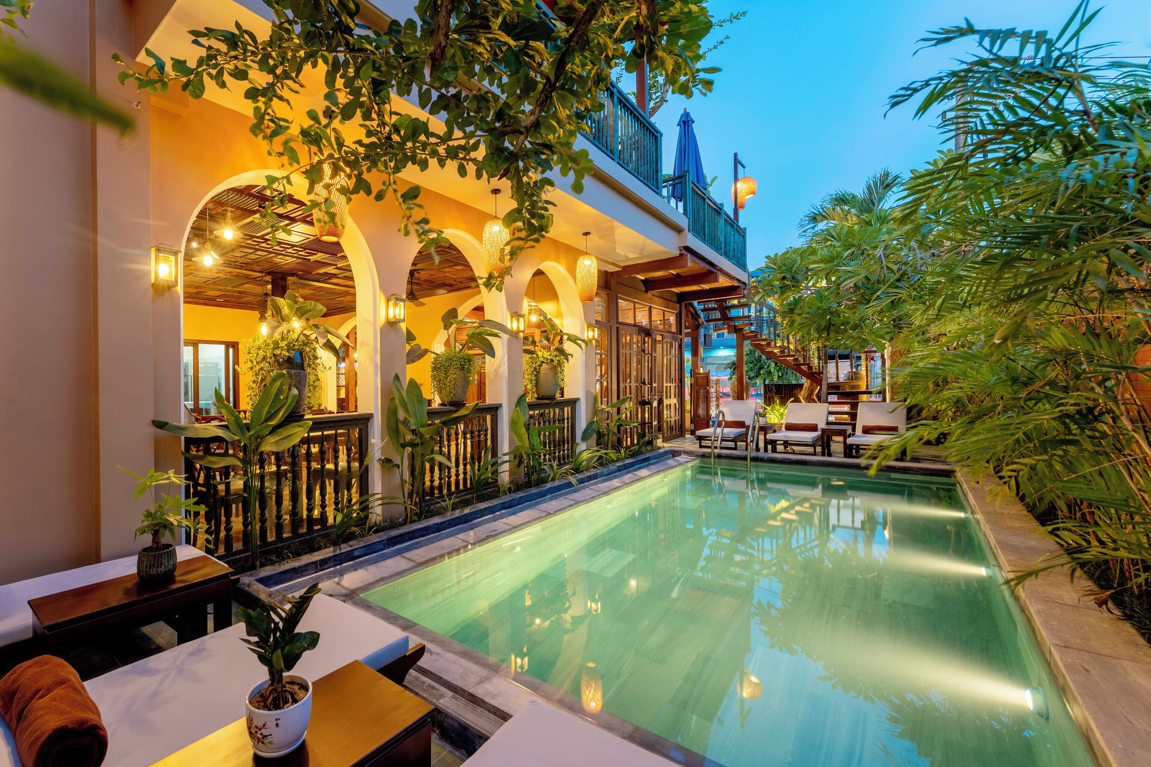 Una piscina al aire libre
