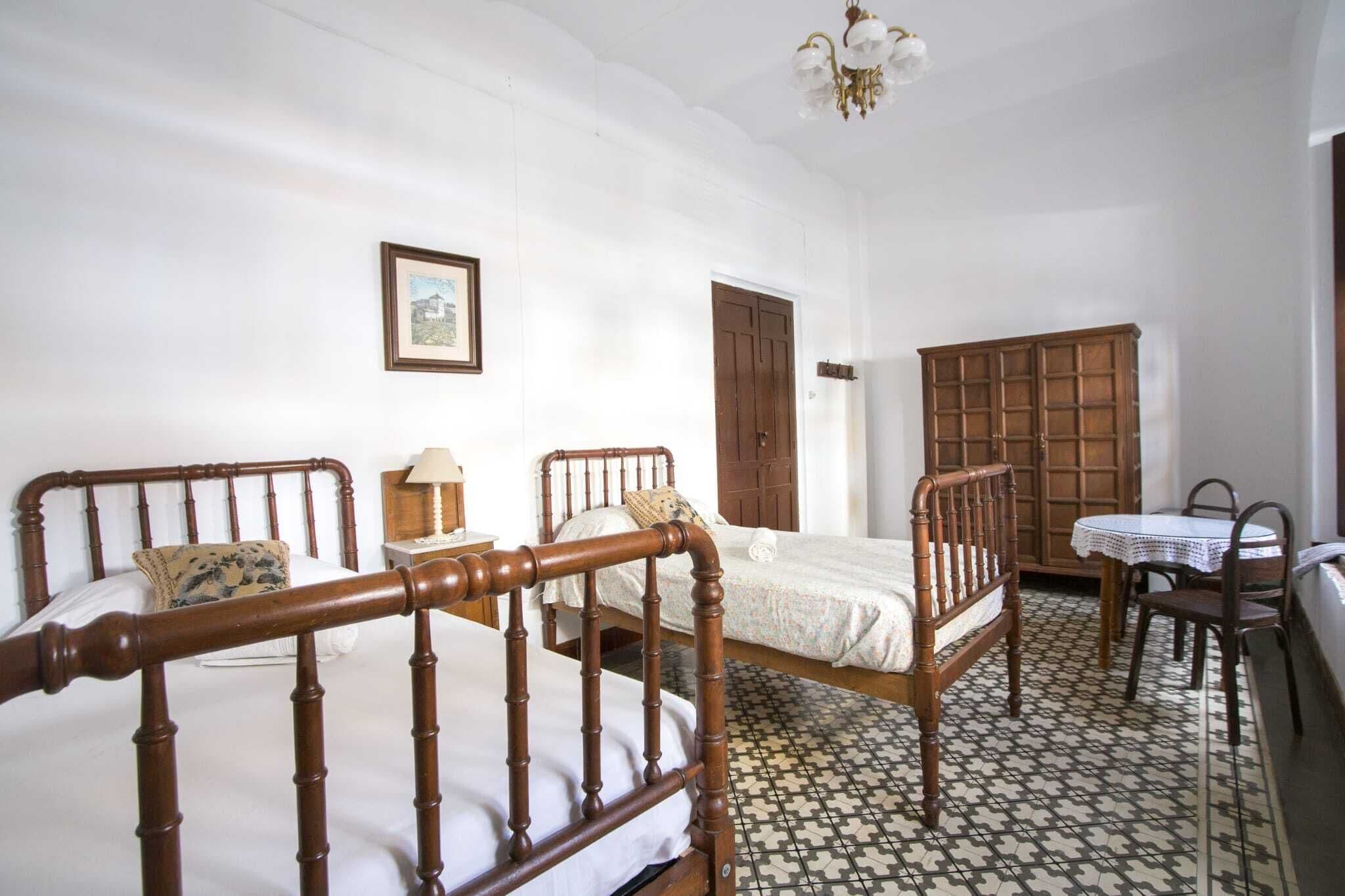 Habitación Confort con 2 camas individuales, patio | Espacio para trabajar con un portátil y wifi gratis