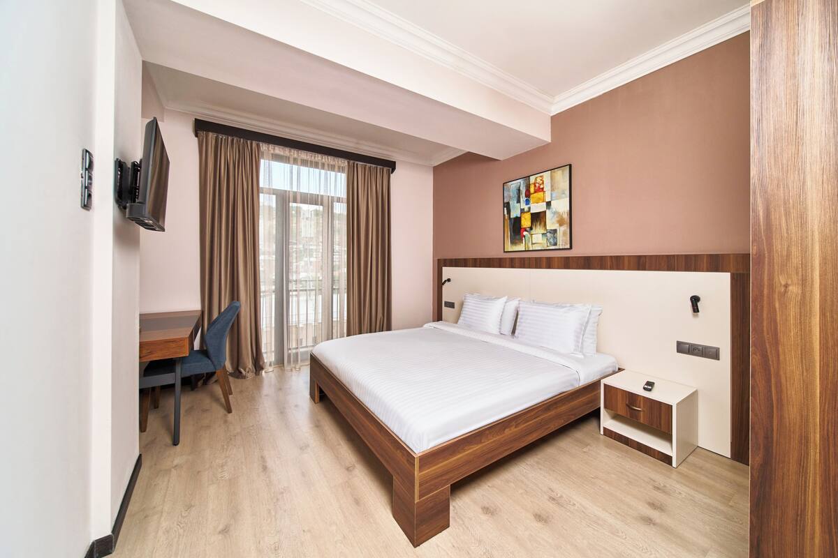 In-room safe, free WiFi