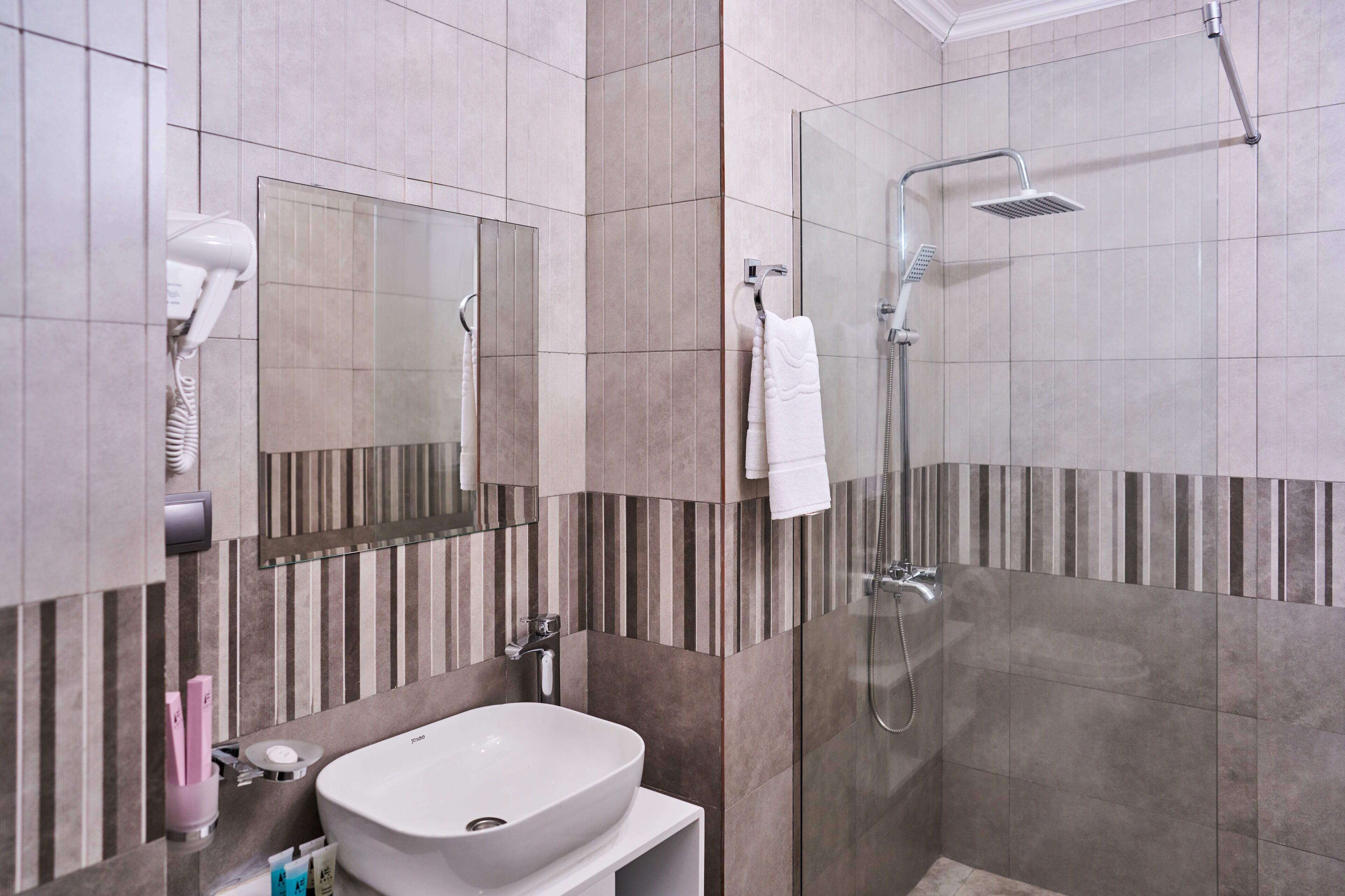 Kamar Double Deluks, balkon, pemandangan kota | Kamar mandi | Shower, perlengkapan mandi gratis, pengering rambut, dan sandal