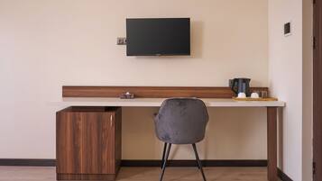 Junior Twin Room, Balcony, City View | Interior