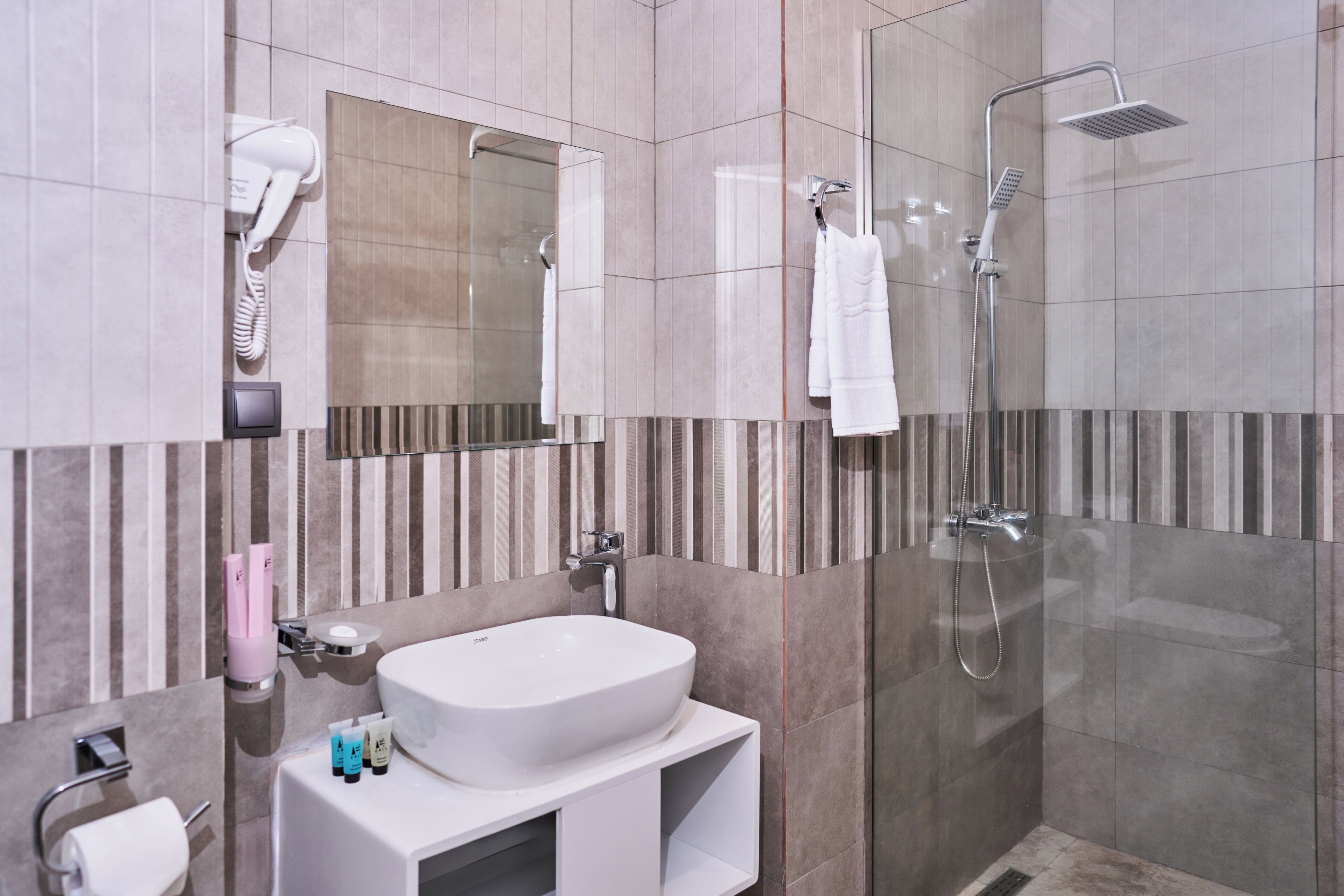 Douche, articles de toilette gratuits, sèche-cheveux, chaussons