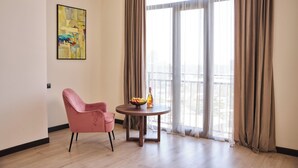 Chambre Junior avec lits jumeaux, vue sur la ville | Intérieur