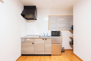 Private kitchen - Just a short walk from the Shinsaibashi Glico Sign (1 min), Dotonbori (30 seconds), Kuromon Market, Namba Station, Dotonbori, and Matsunokaku (Osaka)