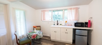Cozy Kitchenette for Your Island Stay in Historic Naalehu Hotel