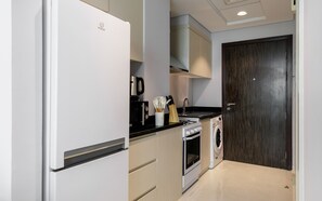Private kitchen - Elegant Studio Retreat in Damac Hills (Dubai)