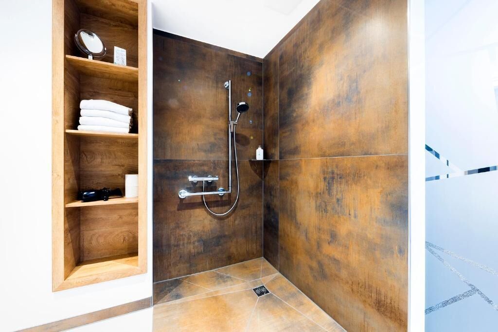 Shower, free toiletries, hair dryer, towels