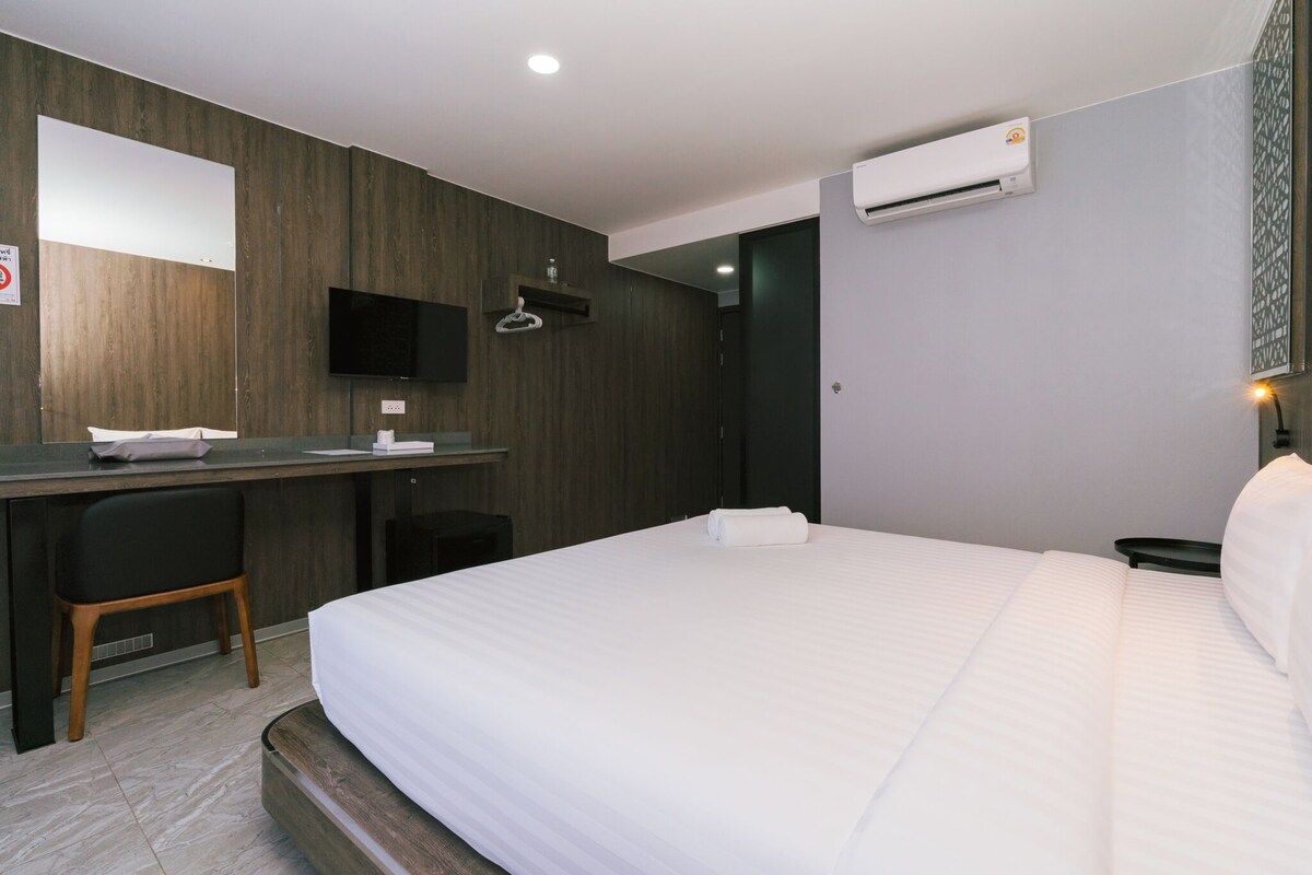 Standard Double Room | Desk, WiFi (free), bed sheets