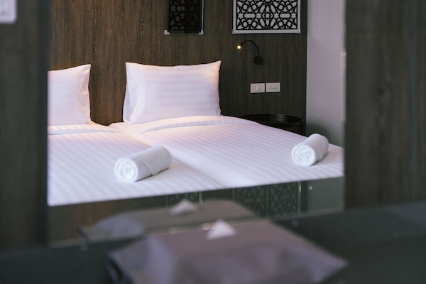Standard Twin Room | Desk, WiFi (free), bed sheets
